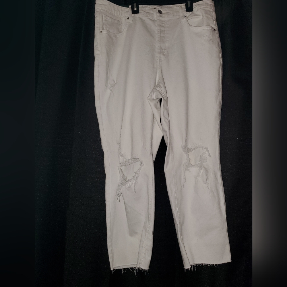 NWT Wild Fable White distressed super  High Rise Slim Straight freying at ankles